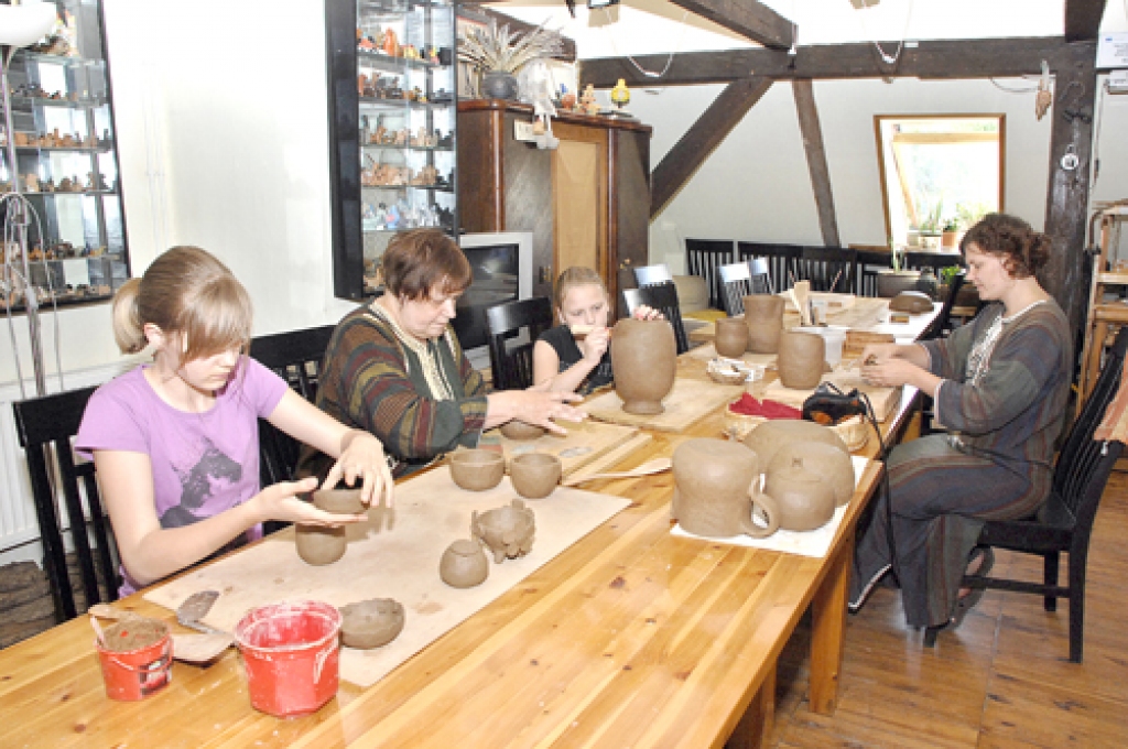 Plenērā vairāki dalībnieki šogad piedalās pirmo gadu, bet Marta Kristiāna Orleja (no kreisās) te darbojas jau otro vasaru.
Autors: Ivars Bogdanovs