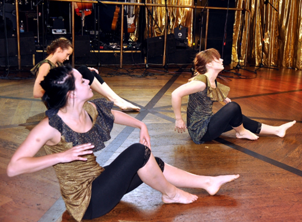 Deja «One life», ko izpilda «Lēras» vecākās grupas meitenes, arī tika iekļauta kvalifikācijas darba koncertā. 
Autors: N.Poļakova