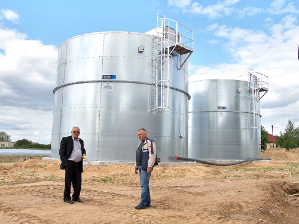 Alvis Feldmanis (no kreisās), DzKS vadītājs, un Didzis Traumanis, būvbrigadieris, gandarīti par jaunajām iekārtām, rezervuāriem, jaudas un kvalitātes uzlabojumu.
Autors: Antra Ēgrle