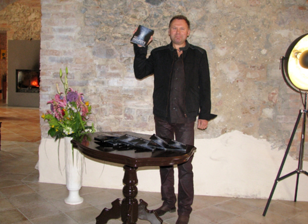 Mūziķis Igo pārliecināts, ka Mazā Mežotnes pils ir lieliski piemērota muzikālu pasākumu organizēšanai, tāpēc viņš šeit arī prezentē savu jauno albumu «Ieelpots». 
Autors: Vilnis Auzāns