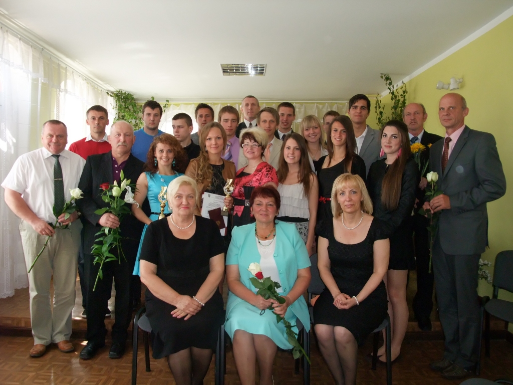 Biruta Grantiņa (pirmajā rindā no kreisās), Bauskas novada BJSS direktore, lepojas ar savas skolas audzēkņiem. 
Autors: No albuma.