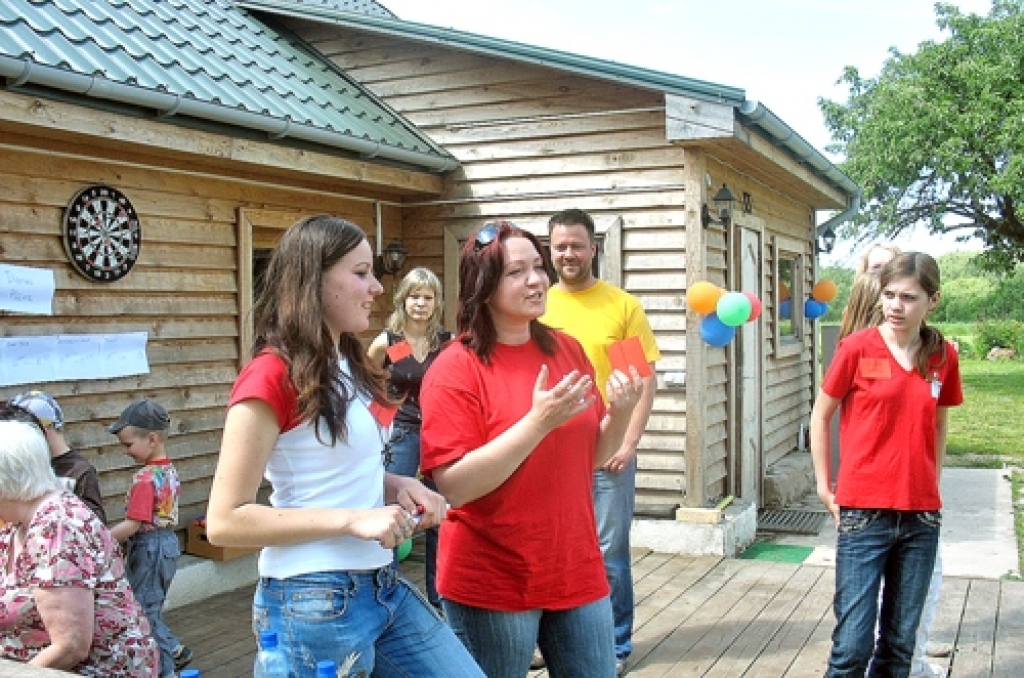 Biedrības «Stelpīte» dalībnieki kāda sarīkojuma organizēšanā (attēlā centrā – koordinatore Kristīne Rulle).
Autors: No «Bauskas Dzīves» arhīva.