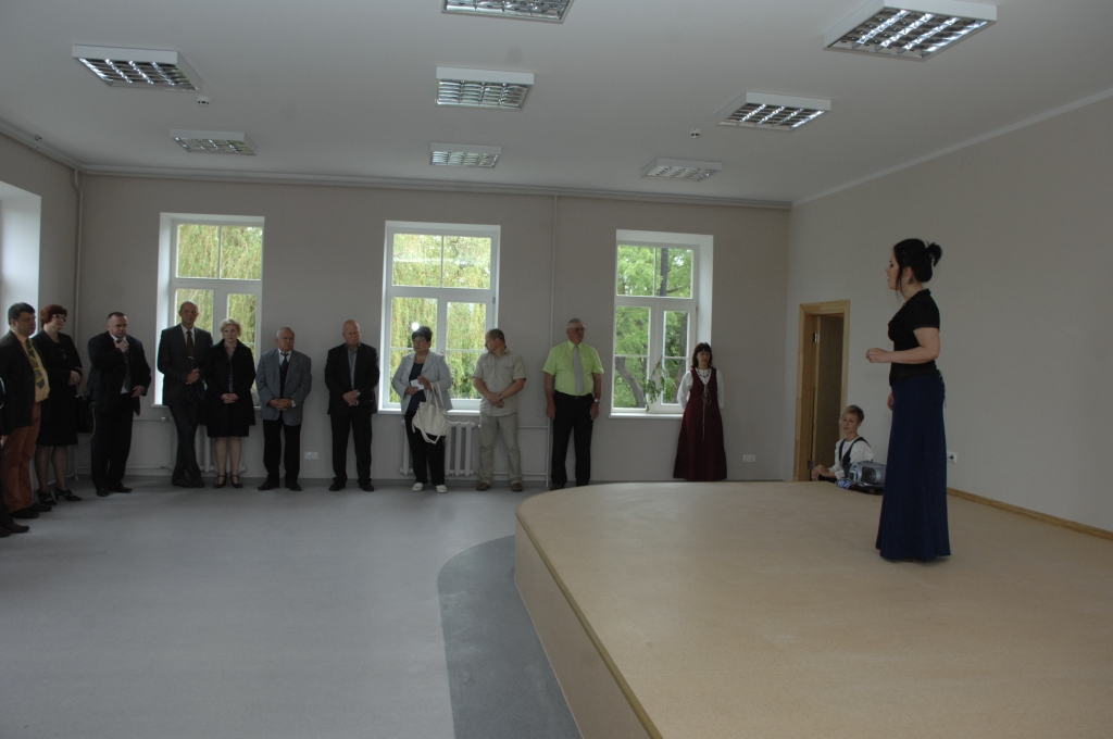 Agita Gabranova izpilda Haralda Sīmaņa dziesmu «Ezers» Bauskas bērnu un jauniešu centra jauno telpu atklāšanas pasākumā. 
Autors: Ivars Bogdanovs