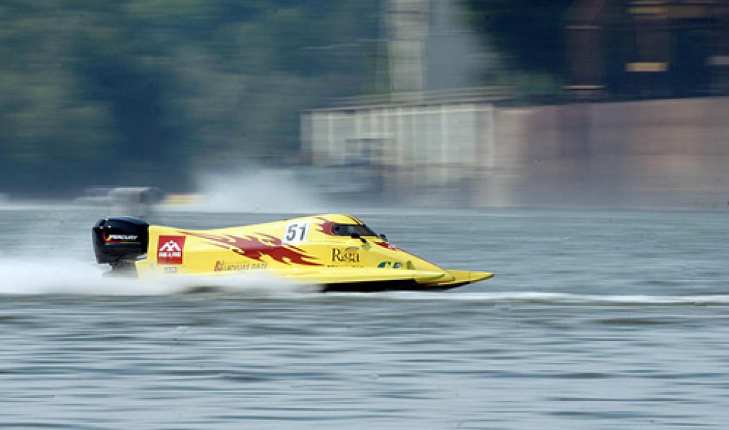 Uvis Slakteris traucas ātrumlaivā Kaljari posmā.
Autors: no «UIM F2 World Powerboat Championship» krājuma
