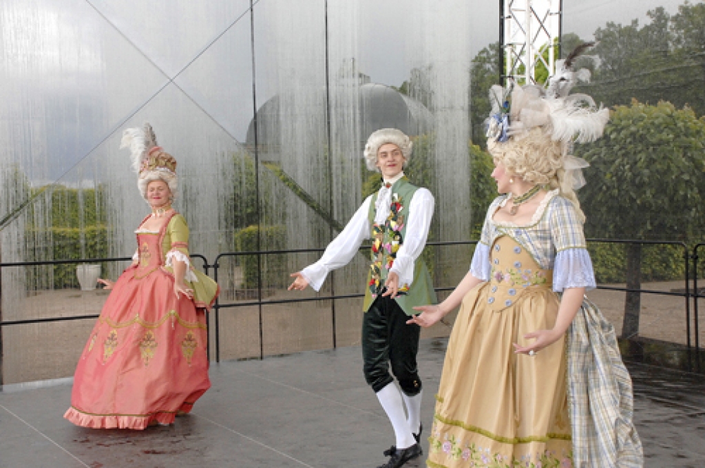 Jeļenas Forstes tērpu studijas dalībnieces uz skatuves kāpa, riskējot mitrumā sabojāt ar rokām darinātos baroka laika tērpus.
Autors: Ivars Bogdanovs
