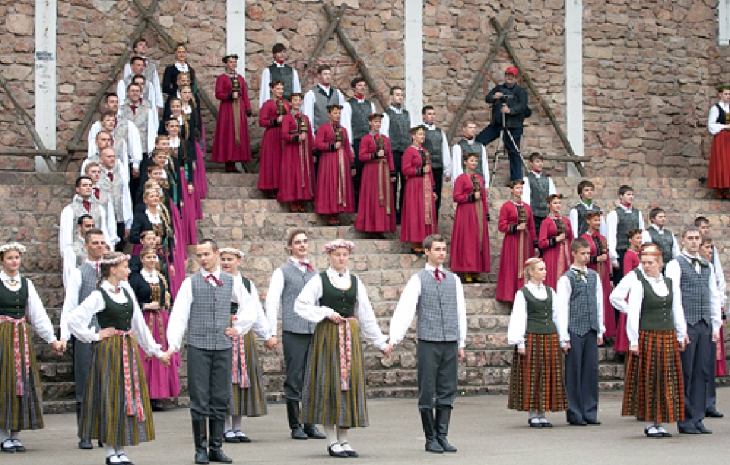 Sestdienas, 2. jūnija vakars, pēc lietainās dienas Bauskā bija vēss, taču bez nokrišņiem un vēja, ļaujot pilskalna estrādē iemēģināt nākamā gada Dziesmu un deju svētku repertuāru mūspuses novadu un Rīgas kolektīviem.
Autors: Linda Kaufmane