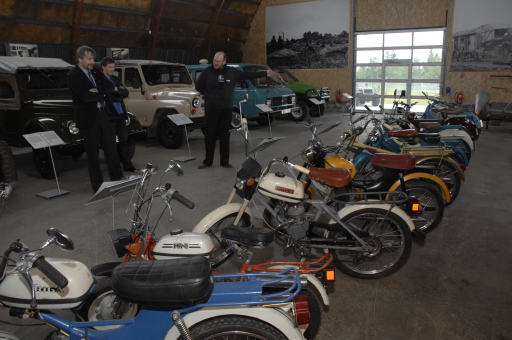 Rīgas motormuzeja speciālistam Andrejam Beļinskim, Bauskas filiāles gidam Jānim Plucim un CSDD Bauskas nodaļas priekšniekam Inguram Kugrēnam katram ir savs atmiņu stāsts par saviem jaunības mopēdiem. 
Autors: Ivars Bogdanovs