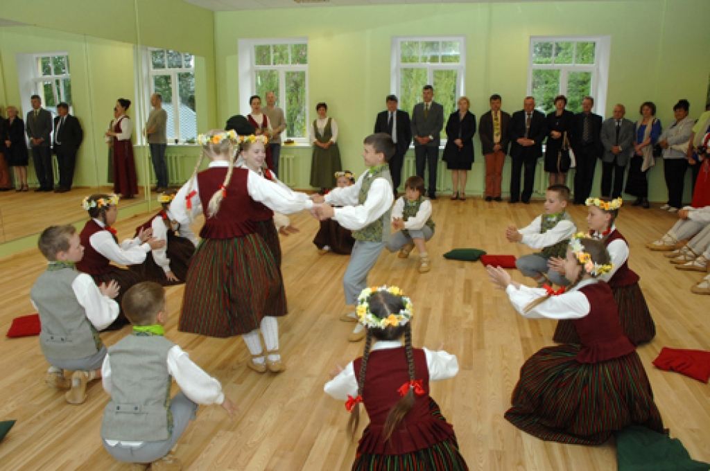 Deju kopas „Mēmelīte” audzēkņi iedejo jauno zāli.
Autors: Ivars Bogdanovs