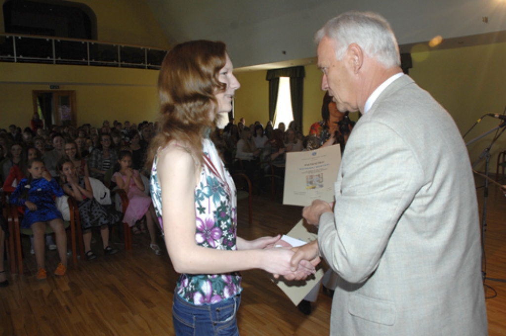 Iecavas novada domes priekšsēdētājs Jānis Pelsis sveic daudzo apbalvojumu ieguvēju Katrinu Mertsu.
Autors: Ivars Bogdanovs