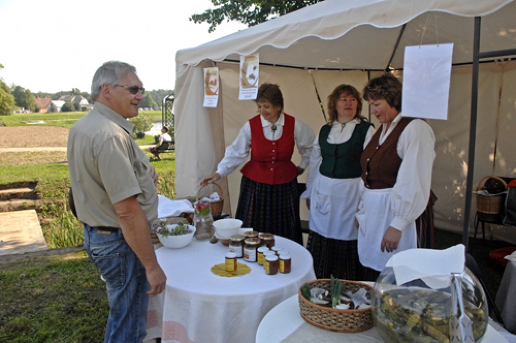 Rundālē sestdien, 28. jūlijā, pirmais Annas dienas tirgus bija «kārtīgas ugunskristības» rīkotājiem – novada jauniešu biedrībai «Eurika». Tirgū, kas risinājās plašā zālienā Rundāles pils bijušā ābeļdārza teritorijā, piedalījās 28 pašmāju...
Autors: Ivars Bogdanovs
