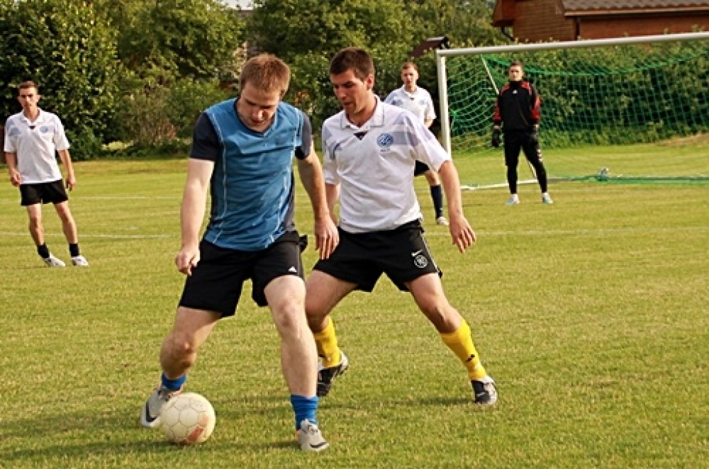 Iecavas novadā turpinās futbola čempionāts. 16. jūlijā abas spēles klātienē vēroja «Bauskas Dzīve».Fotomirkļi no «RAF» un «Santos» spēles, kā arī no rīdzinieku FK «Batoniņi» cīņas pret turnīra pašreizējiem līderiem «Gailīšiem». 
Autors: Uldis Varnevičs