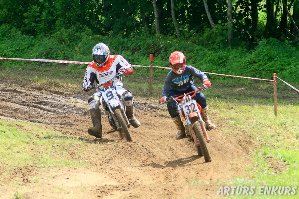 Turku kalnu trasē Vecumniekos 15. jūlijā notika «Zelta mopēda» sacensības. Dalībnieki bija ieradušies no visas Latvijas, kopā 24. Piedalījās arī četri retro motocikli, trīs «Kavrovec» un viena «Minska». Dalībnieku vecums sacensībās ir...