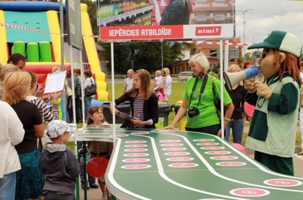 Sestdiena festivāla apmeklētājiem sākās Bauskas centrā pie «Rimi» lielveikala, kur notika bezmaksas koncerts. Pilskalna estrādē programmu atklāja līnijdejotāji, bet turpināja grupa «Emburgas zēni». Skatītāji savukārt visvairāk gaidīja...
Autors: Uldis Varnevičs