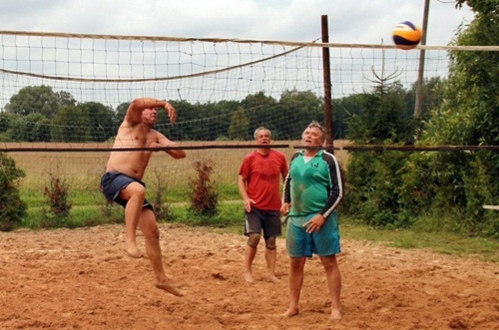 Viesturu pagasta «Īslīčos» 14. jūlijā notika SIA «Kvēle» balvu izcīņa smilšu volejbolā. Šīs sacensības bija viens no «Lielās balvas» izcīņas posmiem. 
Piedalījās astoņas komandas. Uzvarētāju godā – Oļegs Arsentjevs un Nauris Artimovičs....
Autors: Uldis Varnevičs