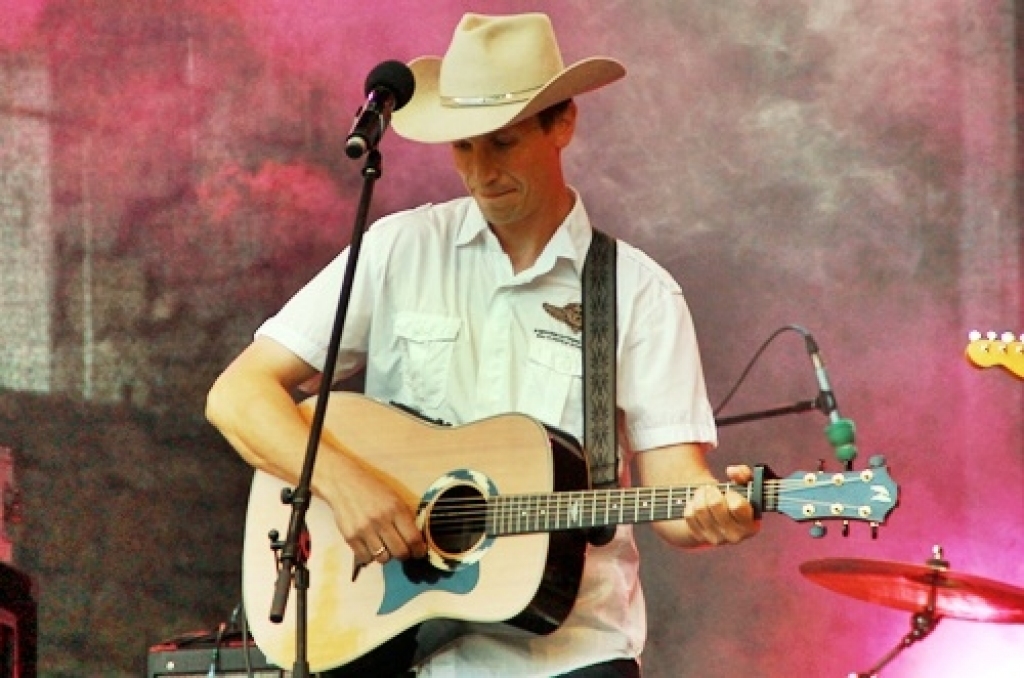 „Bauskas Dzīve” piedāvā ieskatu Bauskas 14. Kantrimūzikas festivāla pirmajā dienā – 13. jūlijā. Skatītājus visvairāk piesaistīja mūsu novadnieki – grupa «Klaidonis», kā arī abi ārzemju viesi – grupa «Savannah» no Nīderlandes un Badijs...
Autors: Uldis Varnevičs