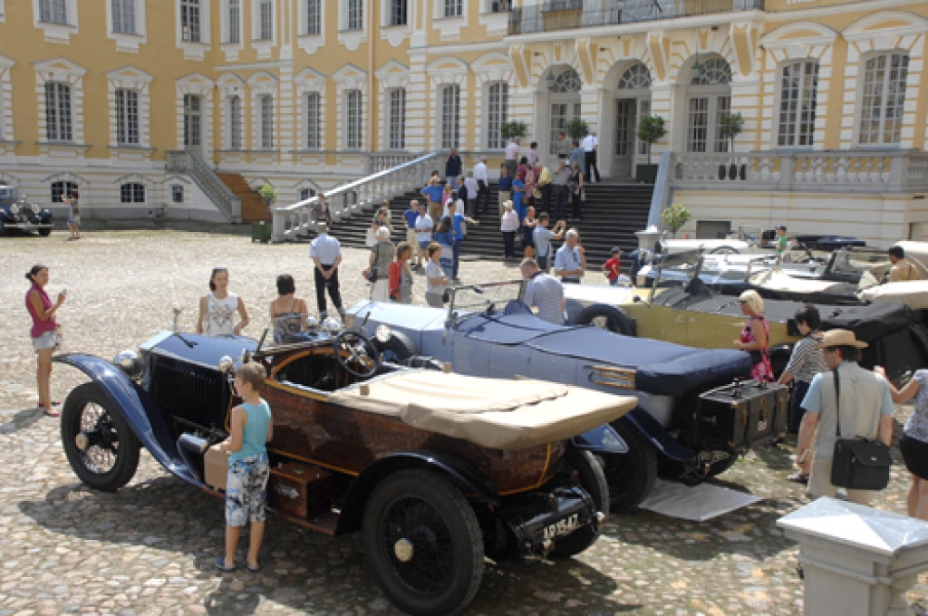 Ļoti patīkamu pārsteigumu Rundāles pils apmeklētājiem 11. jūlijā sagādāja britu autokluba «The 20-Ghost Club» dalībnieki, kas Ziemeļvalstu apceļošanas tūres laikā ieradās iepazīties ar pili, reizē ļaujot apmeklētājiem aplūkot savus...
Autors: Ivars Bogdanovs