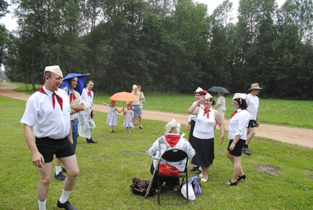 Vecumnieku novada 2. Dziesmu un deju svētku lielkoncerts «Iedomājies, kā tas būtu!» brīvdabas estrādē pie ezera notika 7. jūlijā. Svētku sākums bija krāšņs un daudzsološs. Dalībnieku gājiens virzījās no ciema centra pa galveno ielu....
Autors: Juris Iļņickis