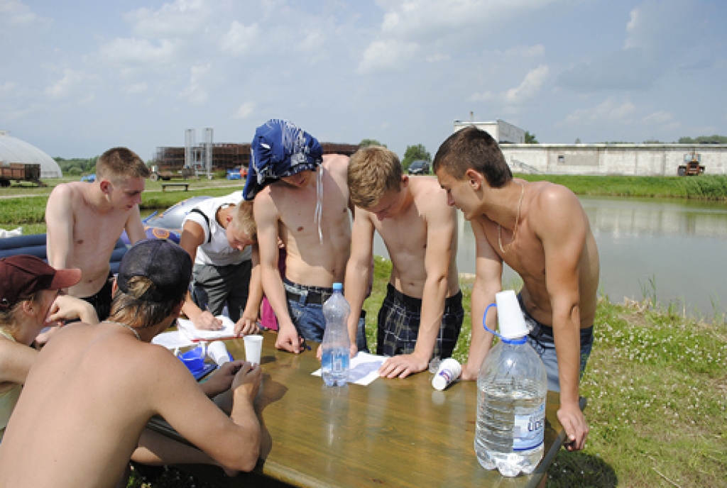 Sacensības «Jautrās ūdens spēles» sestdien, 7. jūlijā, notika Rundāles novada Svitenē, Kažu dīķī. Tās rīkoja jauniešu apvienība «Mums pieder pasaule», piedalījās četras komandas.
Autors: Juris Iļņickis