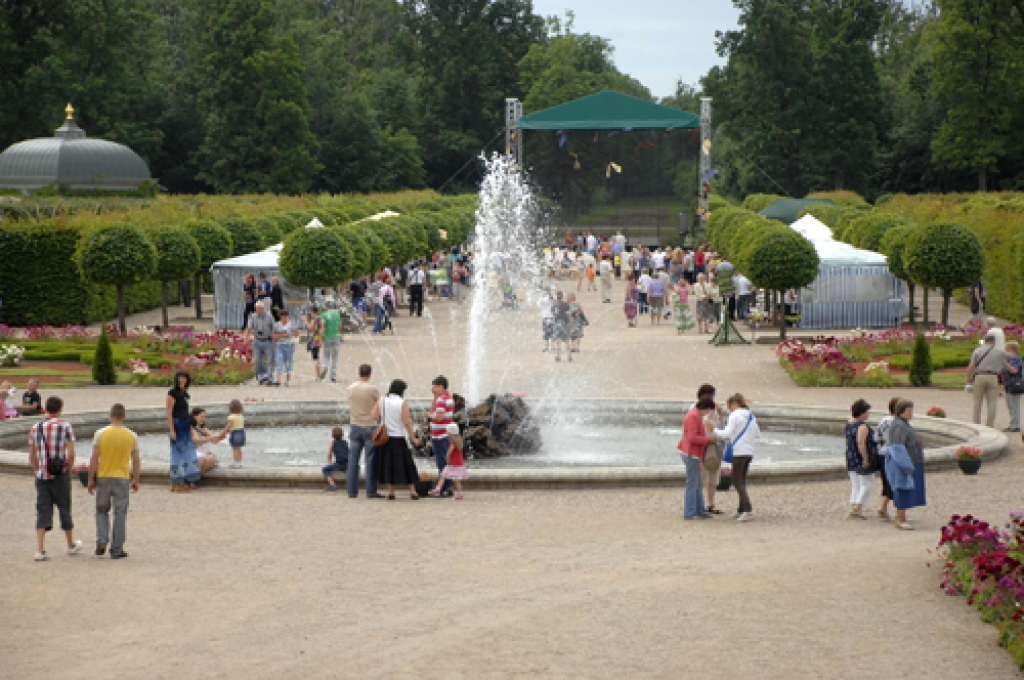 Rozes pilnā plaukumā, pujeņu ziedu pēdējais košums, studentu neļķu krāsu karuselis – to visu saulainajā 30. jūnijā Rundāles pils dārzā baudīja tūkstošiem apmeklētāju. Sestie dārza svētki Rundālē bija veltīti puķēm. 

Ziedu audzētājiem...
Autors: Ivars Bogdanovs