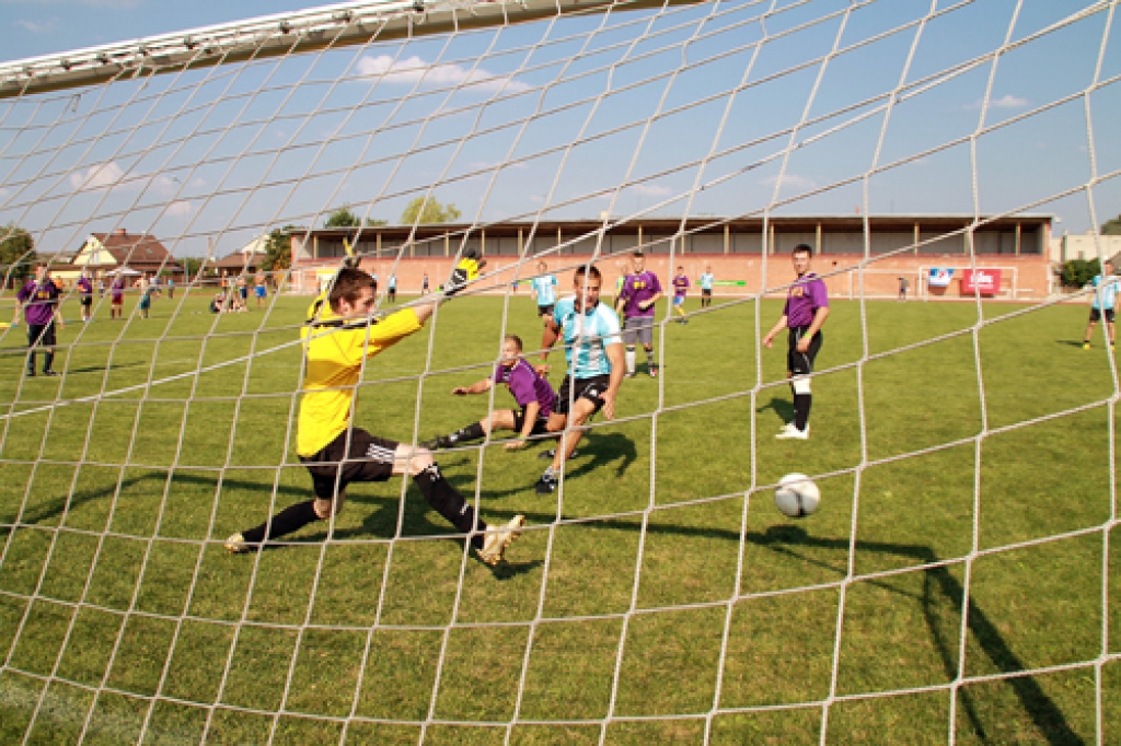 «Gailīšu» komandu (tumšajos tērpos) pievīla neuzmanība aizsardzībā spēles pēdējās minūtēs. 