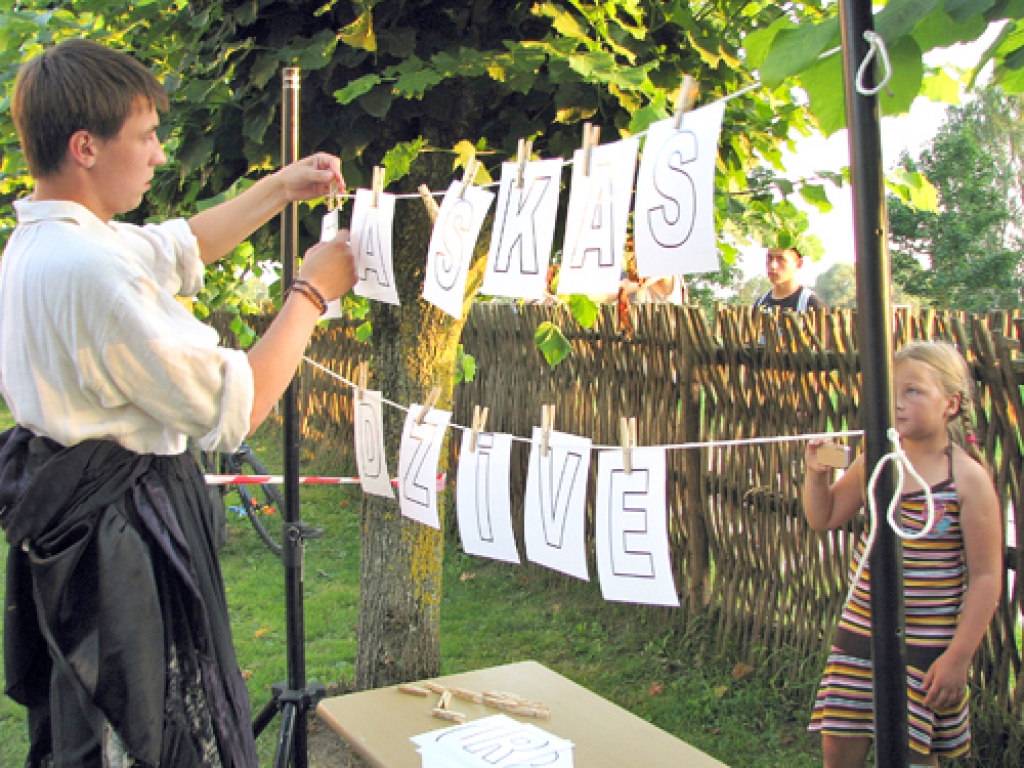 Atrakcijā «Jautrais skrējiens» laikraksta «Bauskas Dzīve» nosaukumu pie auklas pieknaģē Mārtiņš Gusts. 