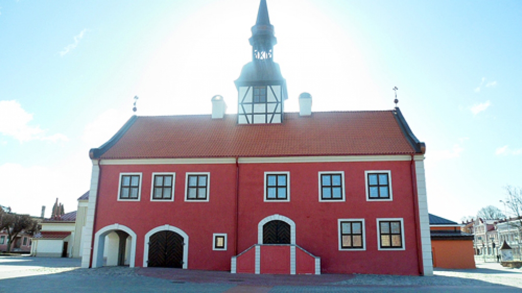 Rātsnama atjaunošanas trešajai kārtai novada dome aizņemsies no Valsts kases 385 645 latus. 