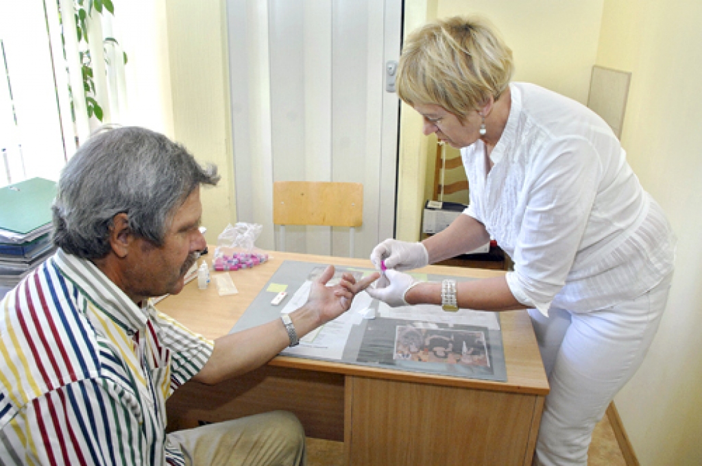 Vilis Kļava speciāli ar velosipēdu atbraucis no Mežotnes pagasta uz Bausku, lai pārbaudītu veselību. Procedūru veic Tatjana Kalniņa. 