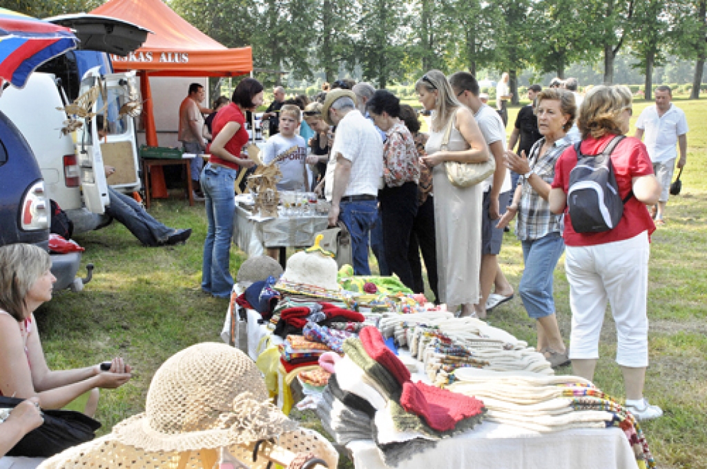 Tirgošanās dienā Rundālē iesaistījās 28 pašmāju un kaimiņu novadu ražotāji un pārdevēji. 