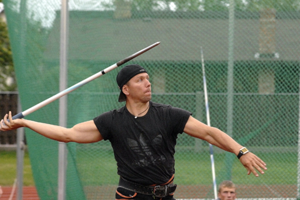 Aināra Kovala sestais metiens Jāņa Lūša kausa izcīņā Bauskā. Šķēpa galā – ceļazīme uz Olimpiskajām spēlēm Londonā. 