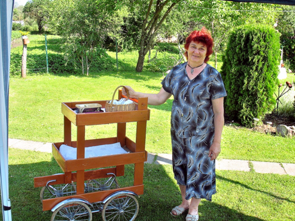 Mārīte Vītola rāda oriģinālu bāra galdiņu.  