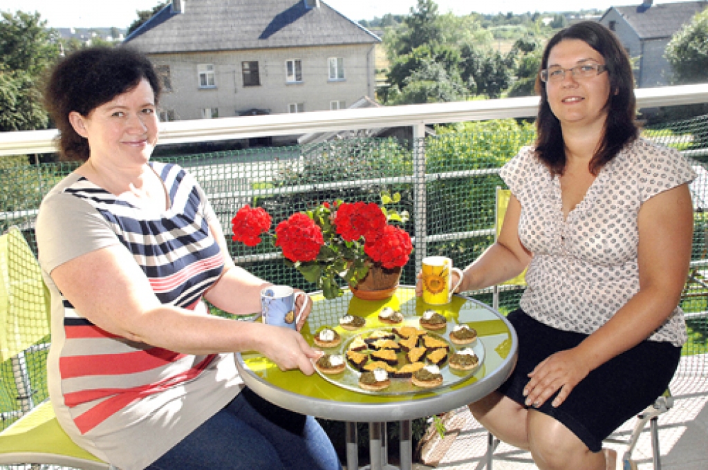 Pārtikas tehnoloģes Ilze Krusta (no kreisās) un Egija Preise. Arī viņām pašām labi garšo pesto maizītes.
