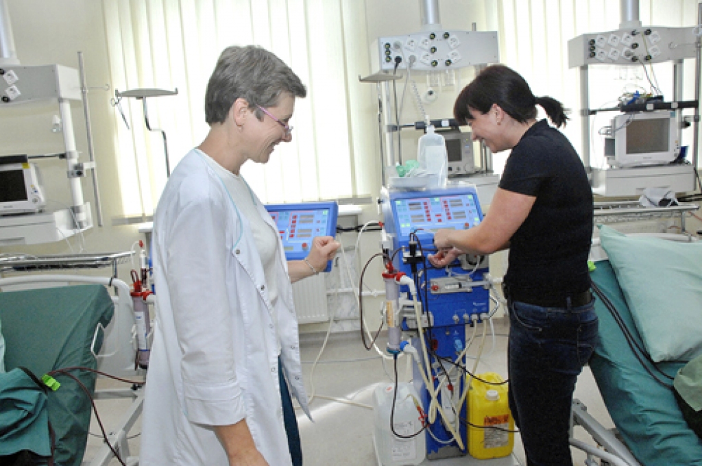 Hemodialīzes māsas Gunta Zelle (no kreisās) un Natālija Lastočkina izrāda aparatūru, ar kuru pacientiem veic nieru dialīzi. 
