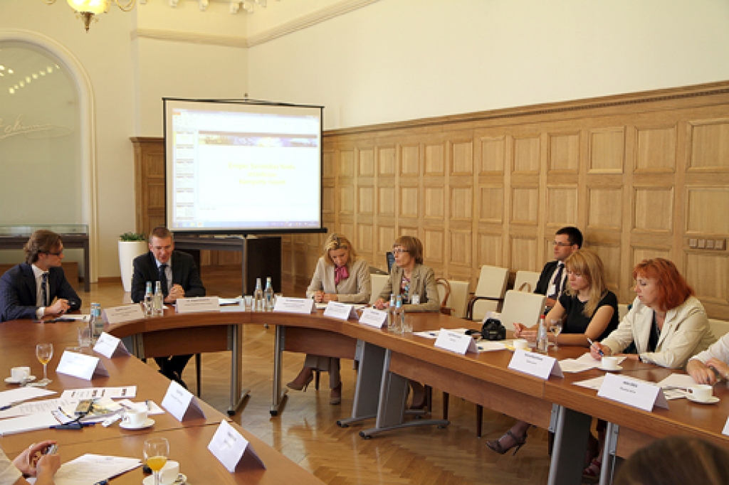 Edgars Rinkevičs, ārlietu ministrs (otrais no kreisās), uzsver, ka diskusijas par ES 2014. – 2020. gada budžetu vēl turpinās. 