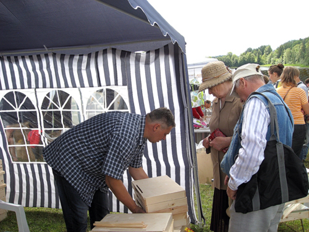 Gido Gaiļa (no kreisās) darbnīcā tapušais biškopības inventārs ir pieprasīts Latvijas visos reģionos. 