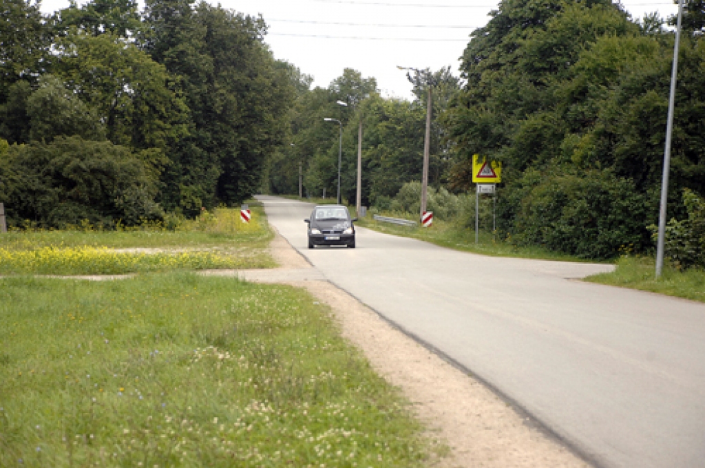 Skolēniem Pilsrundālē ceļš no ciemata uz vidusskolu jāmēro gar brauktuves malu. Izbūvējot gājēju celiņu, būs daudz drošāk. 