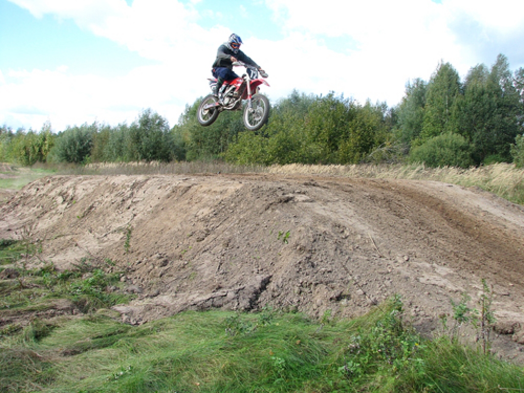 Brunavas pagasta velo un moto trase, kuras labiekārtošanu veic Teņu ģimene, 2011. gadā arī saņēmusi Hipotēku bankas finansiālu atbalstu «Mēs paši» projektu konkursā. 