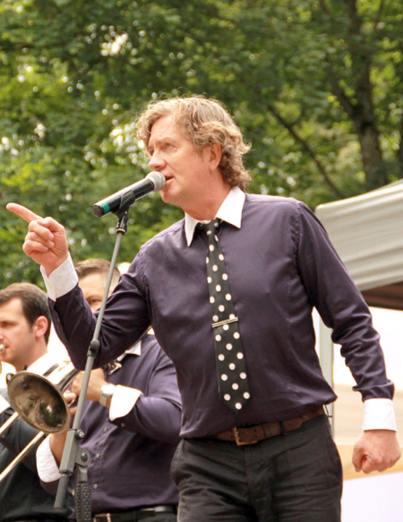 Andris Freidenfelds izklaidēja ne tikai ar dziesmām, bet arī ar atraktīvu uzstāšanos.