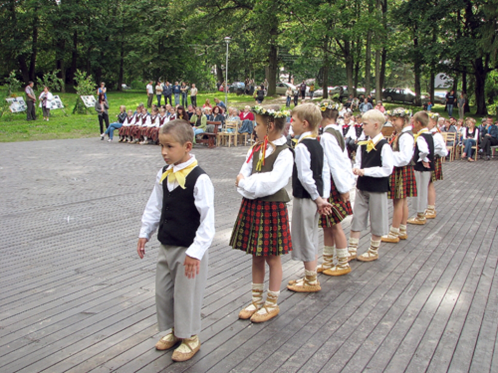 Uz atjaunotās skatuves pirmie uzstājas Mežgaļu pamatskolas skolēni. 