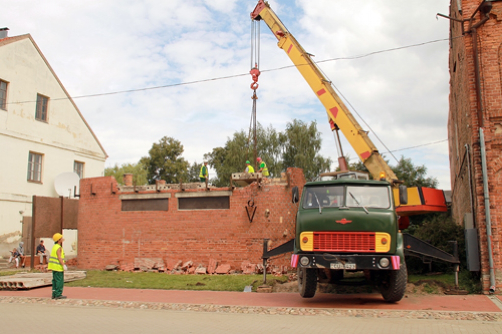 19. jūlijā sāka vecās tualetes ēkas nojaukšanu. 