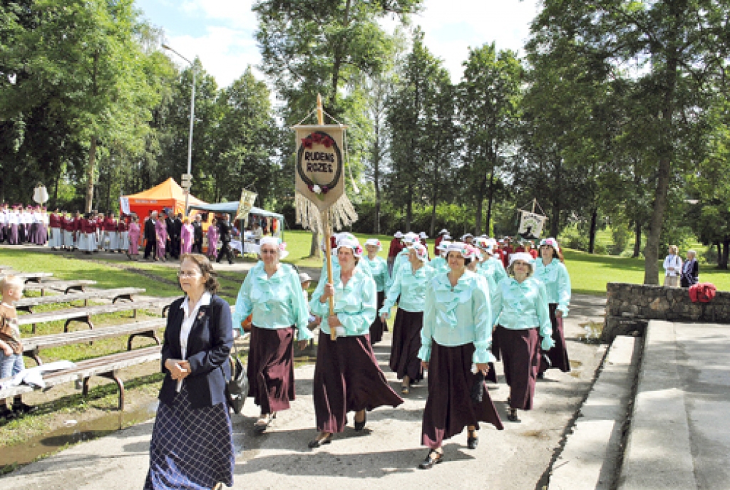 Vecumnieku «Rudens rozes» ar vadītāju Austru Zalcmani.