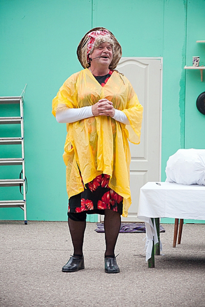 Izrādē māsu Paulīnes un Lizbetes tēlos iejutīsies komiķi Dainis Porgants un Jānis Jarāns (attēlā). 