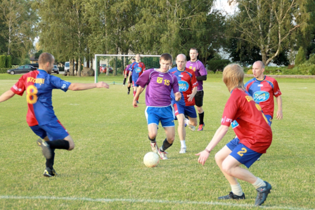 Jēkabu Perševicu (vidū ar bumbu) mēģina apturēt FK «Batoniņi» spēlētāji. 