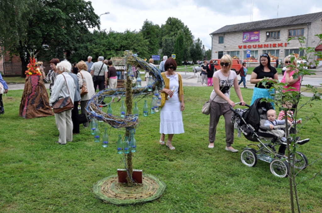 Svētku apmeklētāju interesi izraisīja floristu komandas «Draudzenes» (Solvita Kozlovska un Gundega Kruglova) veidotais mājasdarbs (centrā). Ziedu kārtotājas konkursa kopvērtējumā ieguva visaugstāko punktu skaitu un pirmo vietu.