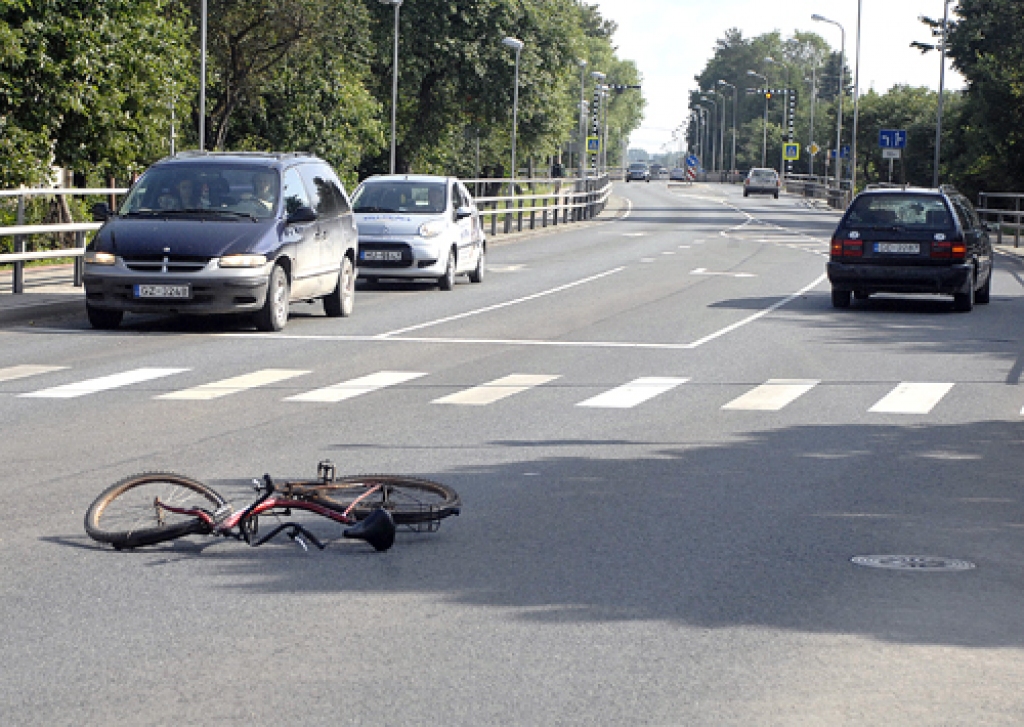Velosipēdisti nereti aizmirst, ka ceļu satiksmē viņi ir vieni no neaizsargātākajiem. Tāpēc uz ielas, vadot velosipēdu, nepieciešama īpaša uzmanība un piesardzība. 