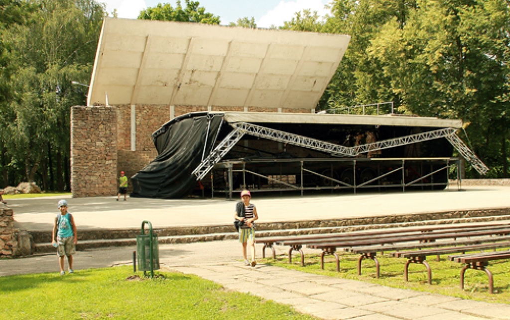 Pirms festivāla ceturtdien tika būvēta svētku skatuve. 