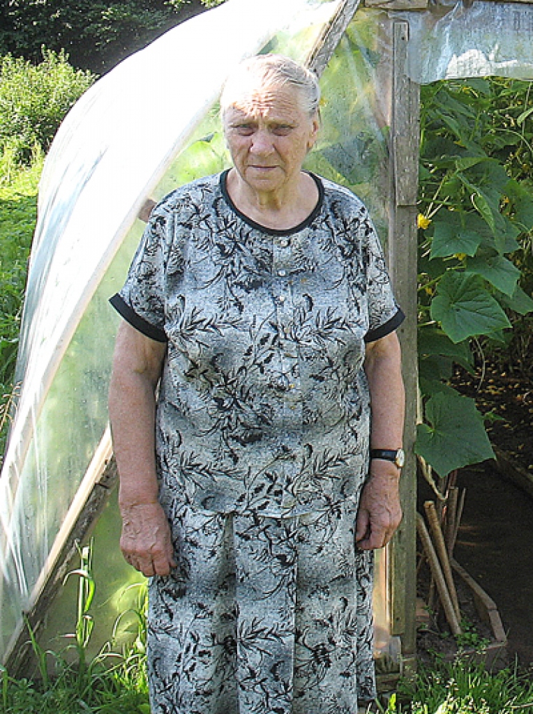 Zenta Kļaviņa pie gurķu siltumnīcas.