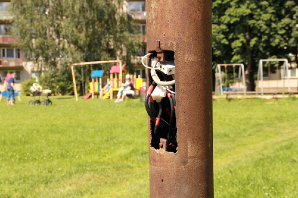 Laternu stabiem, kas ir netālu no rotaļu laukuma, vadu savienojuma vietas ir atklātas. 
