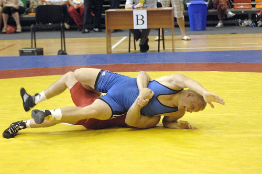 Brīvās cīņas sacensības notika Liepājas olimpiskajā centrā, kur ļoti spēcīga konkurence bija mežotniekam Iļjam Artemjevam (zilajā tērpā).