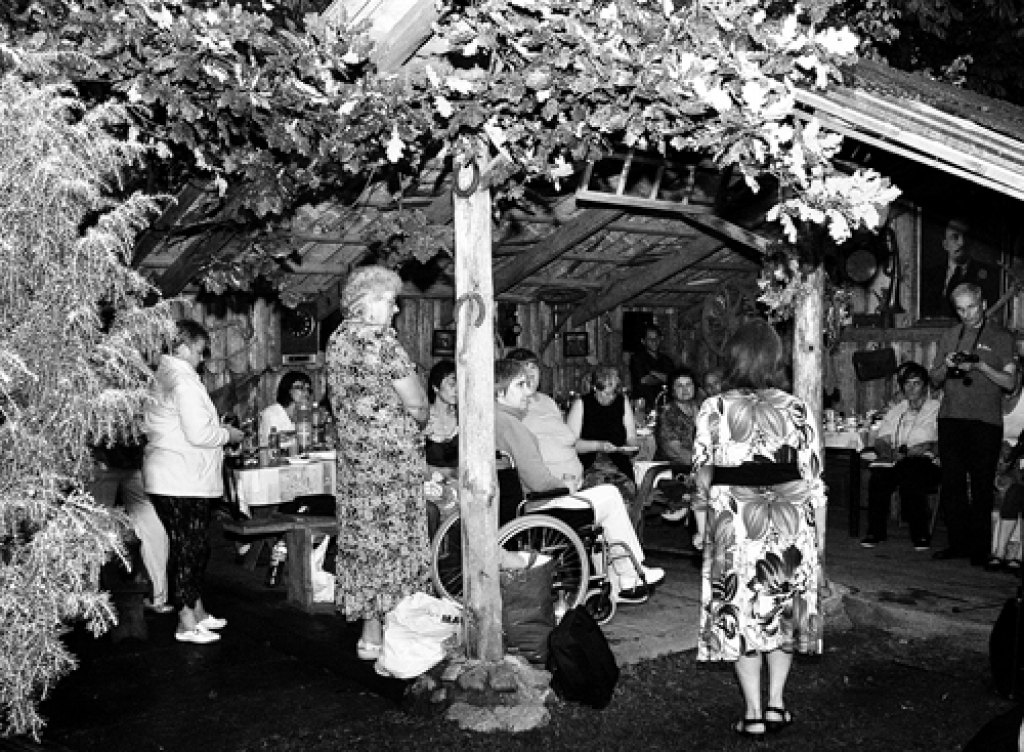 «Muižzemnieku» omulīgajā nojumē četru Latvijas reģionu dzejnieki lasīja savas vārsmas.  