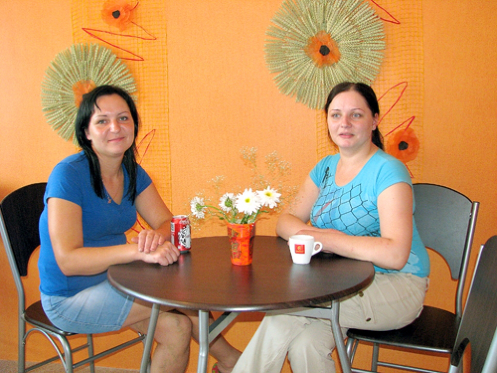 Darbu steigā uz mirkli piesēdušas SIA «VI un KA» valdes locekle Marika Pūne (no kreisās) un darbiniece Egita Skuja. 